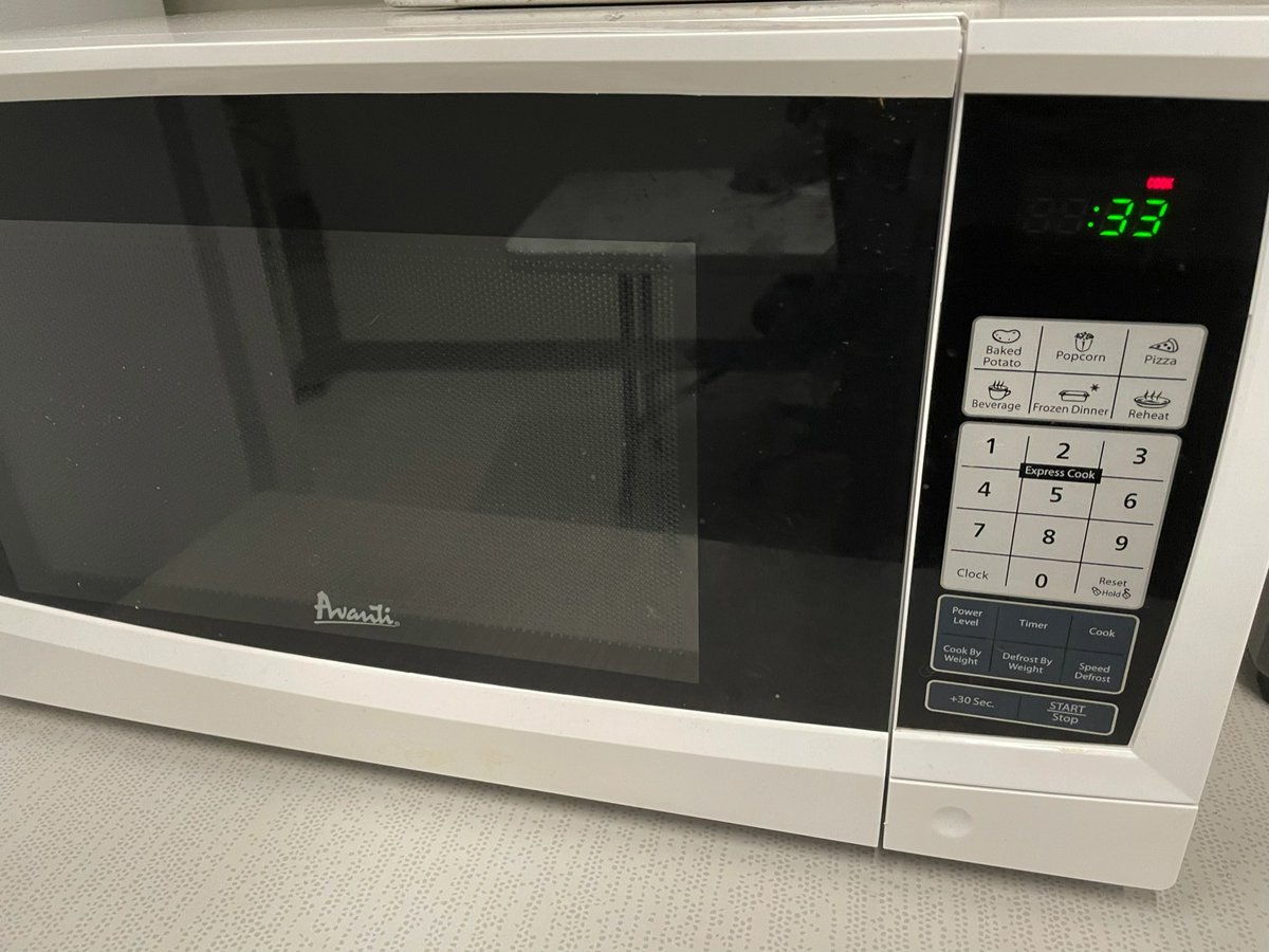 particlex's tweet photo. This is the 3rd time that someone in the #office stops the microwave at 33 seconds. Why? Let it go to zero. Complete the cycle of life. 😠 #firstworldproblems #hakunamatata https://t.co/5MTGvXL63H