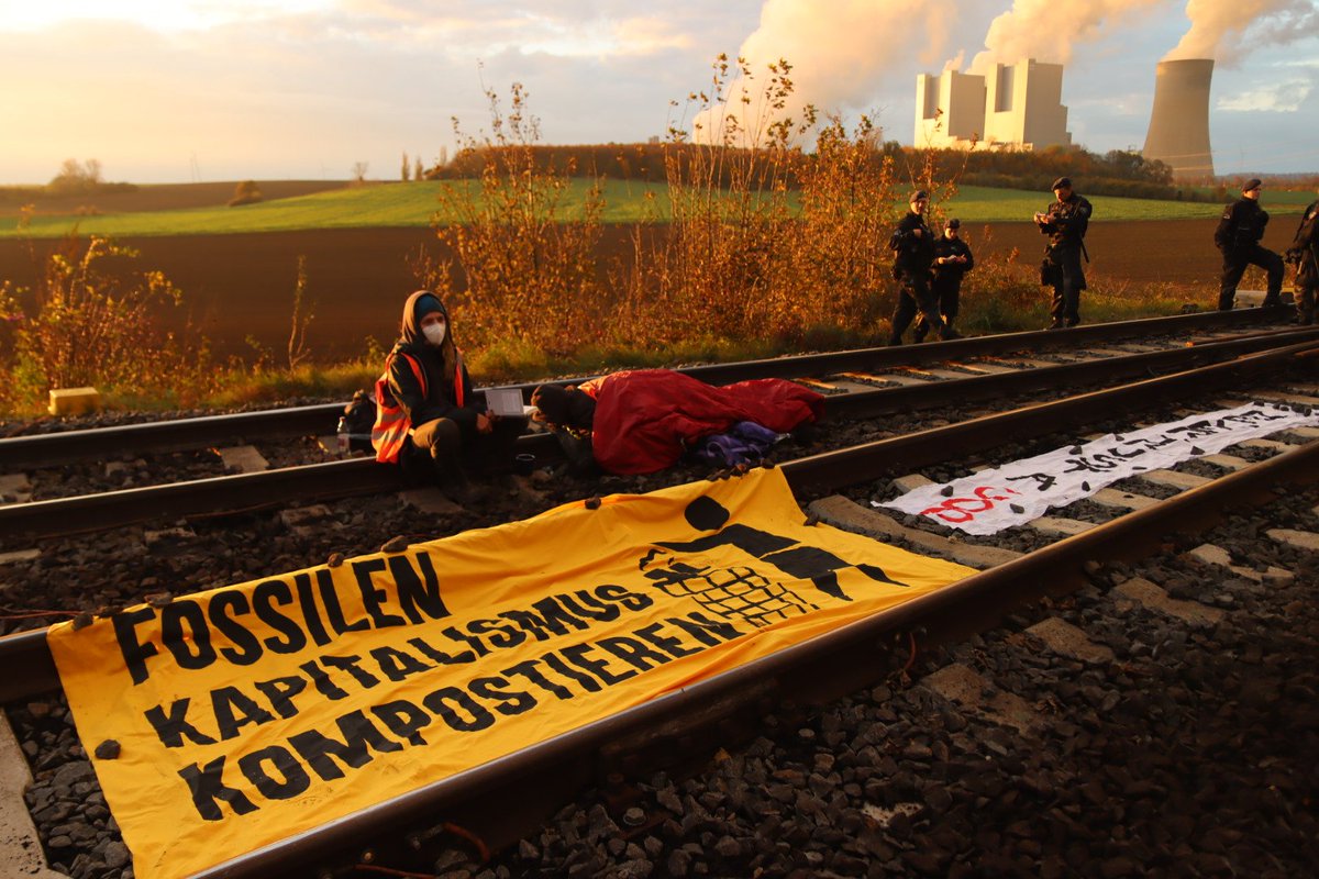 16:44: Idyllischer Moment bei der @blockneurath Gleisbesetzung vor dem Kohlekraftwerk #Neurath.

Video von der Lesung auf den Gleisen folgt.
#BlockNeurath