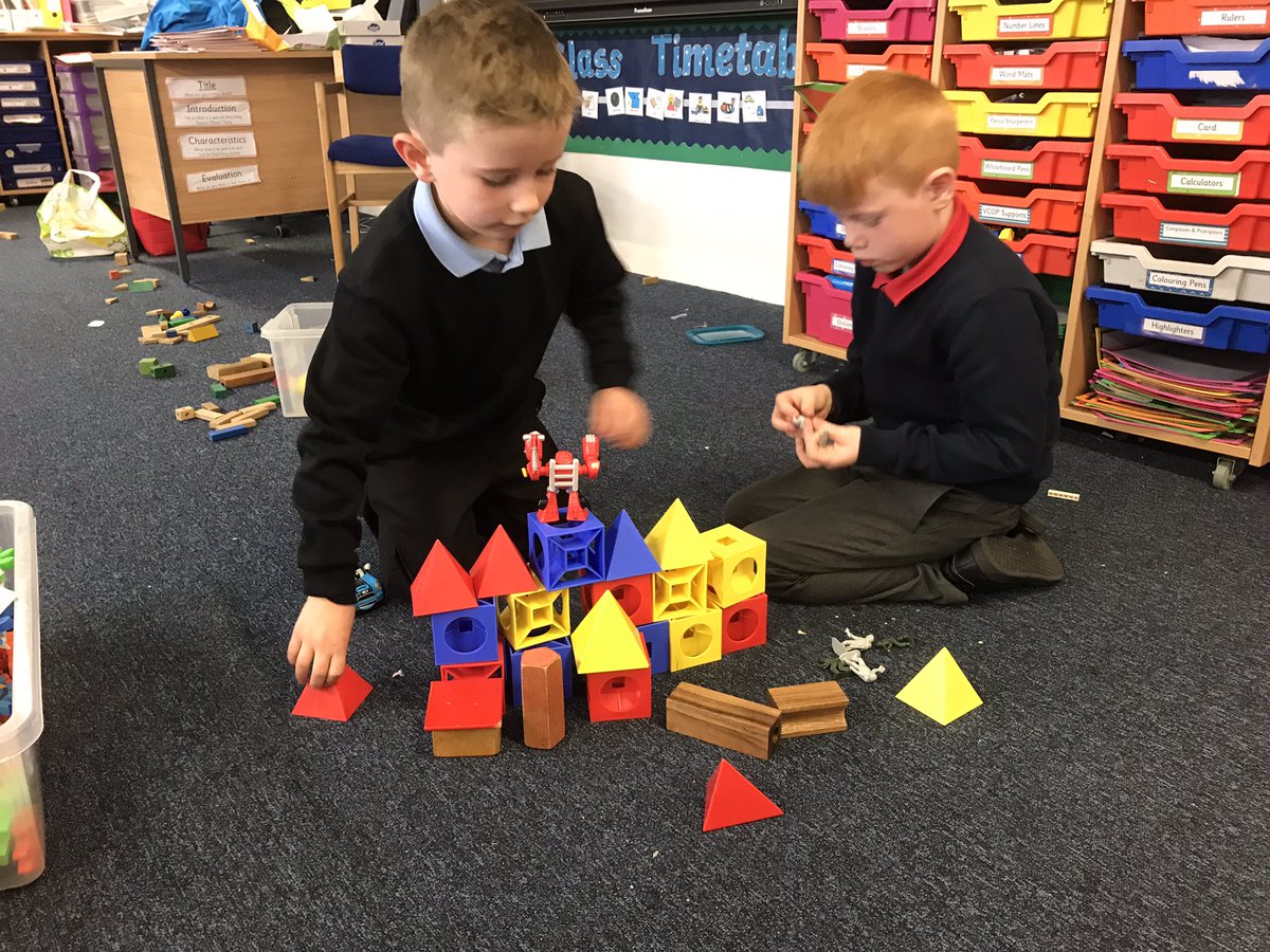 AshleyC_teaches's tweet photo. P3 @dedridgeps were talking all about castles during play this morning.  We had 3 castles in class today and even some 3D treasure 🤩🏰💎 #playingislearning @LoveWestLothian https://t.co/AHcPsBHar3