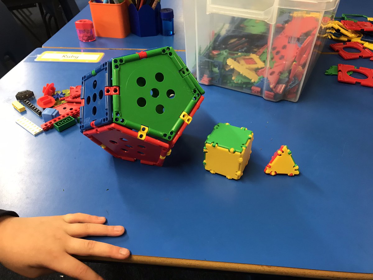 P3 @dedridgeps were talking all about castles during play this morning.  We had 3 castles in class today and even some 3D treasure 🤩🏰💎 #playingislearning <a href="/LoveWestLothian/">West Lothian Council</a>
