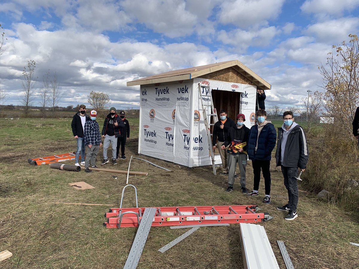 maxnormand's tweet photo. On innove et on s’entreprend @ESCCasselman. Le cabanon pour notre nouveau jardin est presque terminé et aujourd’hui on utilise pour la première fois notre @ZipGrowInc. #CSDCEOinnovation #CSDCEOEntrepreneuriat https://t.co/CmOhIv9uV2