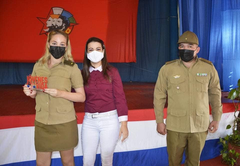 AylinAlvarezG's tweet photo. Emotivo y reconfortante encuentro con jóvenes del Escuadrón de Helicópteros en San Antonio de los Baños, merecedores de la Bandera de Honor de la @UJCdeCuba, igual de estimulante entregar la Condición Jóvenes por la Vida al Regimiento de Aviación. FELICIDADES #Cuba @DiazCanelB https://t.co/uY1SIzkV5P