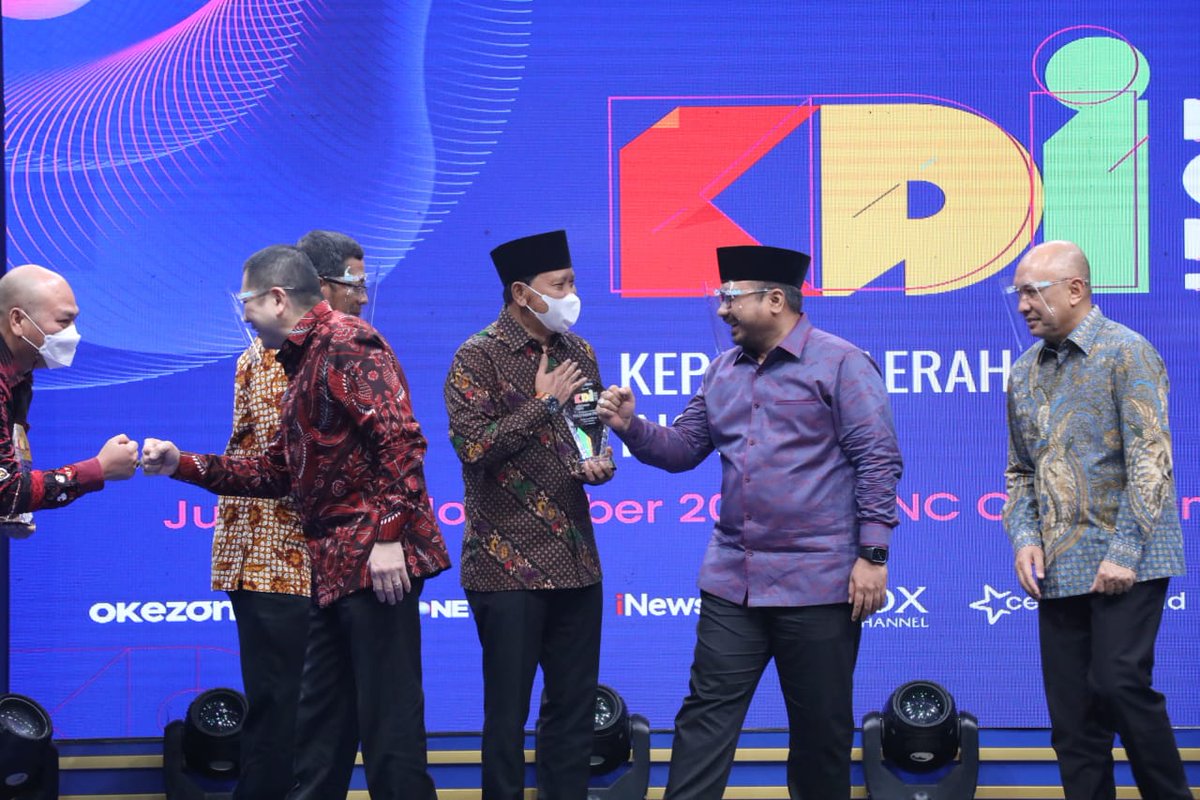 mahdikherid's tweet photo. Waiihhh ada Gus @IrsyadYusuf1 dan Gus @YaqutCQoumas nih

Para kader terbaik GP Ansor dalam satu Panggung, selamat untuk Gus Irsyad yang telah menerima penghargaan dengan kategori layanan Publik Kepala Daerah Inovatif 2021 https://t.co/2Kf72HZKN2
