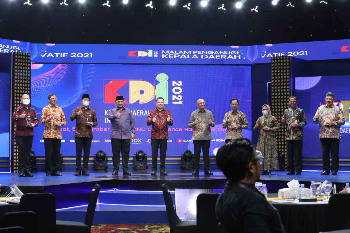 mahdikherid's tweet photo. Waiihhh ada Gus @IrsyadYusuf1 dan Gus @YaqutCQoumas nih

Para kader terbaik GP Ansor dalam satu Panggung, selamat untuk Gus Irsyad yang telah menerima penghargaan dengan kategori layanan Publik Kepala Daerah Inovatif 2021 https://t.co/2Kf72HZKN2