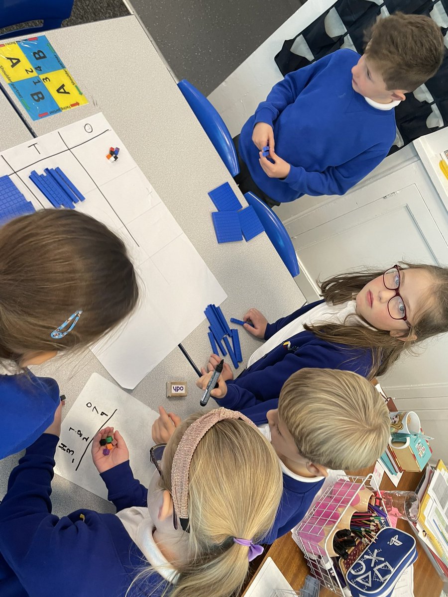 DeltaHatfieldW's tweet photo. Year 3 π¦have been looking at subtraction and are getting more confident with calculations that include an exchange. We started by using base 10 and are now using column method! #year3maths @mrirvingd @WhiteRoseMaths https://t.co/kwOararkZC