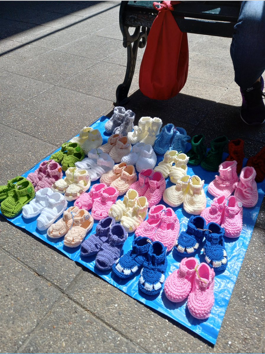 antonioscf2016's tweet photo. En la salida de metro los leonés en provincia está instalado una abuela... vendiendo sus botines a crochet.. apoyemos un ret.. para q tenga éxito su venta. https://t.co/5y7HqFiZeO