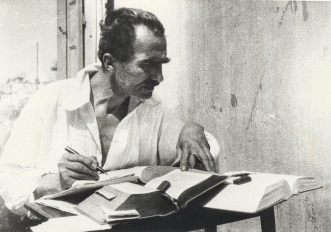 Sii umile, sii semplice. Inchinati alla grandezza di un fiore, di una nuvola, di un insetto. Non essere nulla. Non essere nessuno. Sii letteralmente niente. E quando sarai completamente vuoto, il contenitore può essere riempito di tutto ciò che sei veramente.
Nikos Kazantzakis