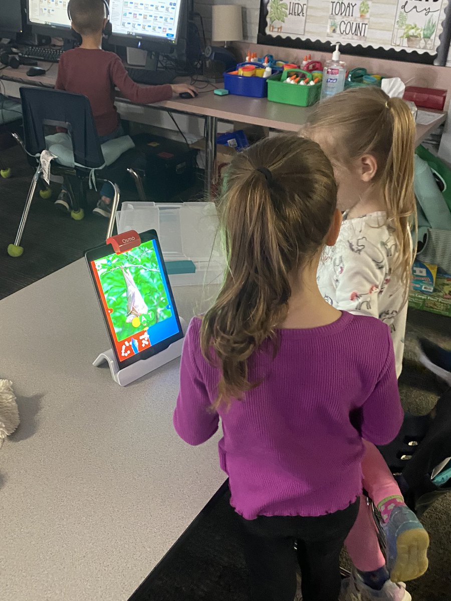 HumbleISD_WHE's tweet photo. Loving the independence and engagement in @sbrookskinder classroom this morning!! These kinder friends are ROCKING it!! #readersareleaders https://t.co/GSLKAPPhNd