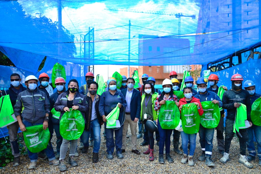 SectorMovilidad's tweet photo. @SectorMovilidad e #Ingeurbe invitan a las demás constructoras de Bogotá como #Cuzesar #Bolivar y #Amarilo a implementar #cicloparqueaderos en sus obras con el fin de facilitar la movilidad en bici de sus colaboradores y contribuir con la #MovilidadSostenible de la ciudad. https://t.co/bTdF8sUGTD