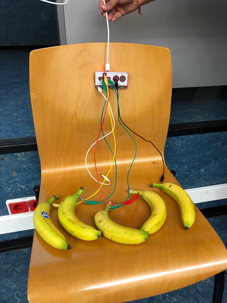 al387358's tweet photo. Hoy en clase hemos creado música con plátanos😱. Lo hemos hecho con la aplicación Makey Makey. #1855B https://t.co/E143jLpRfY