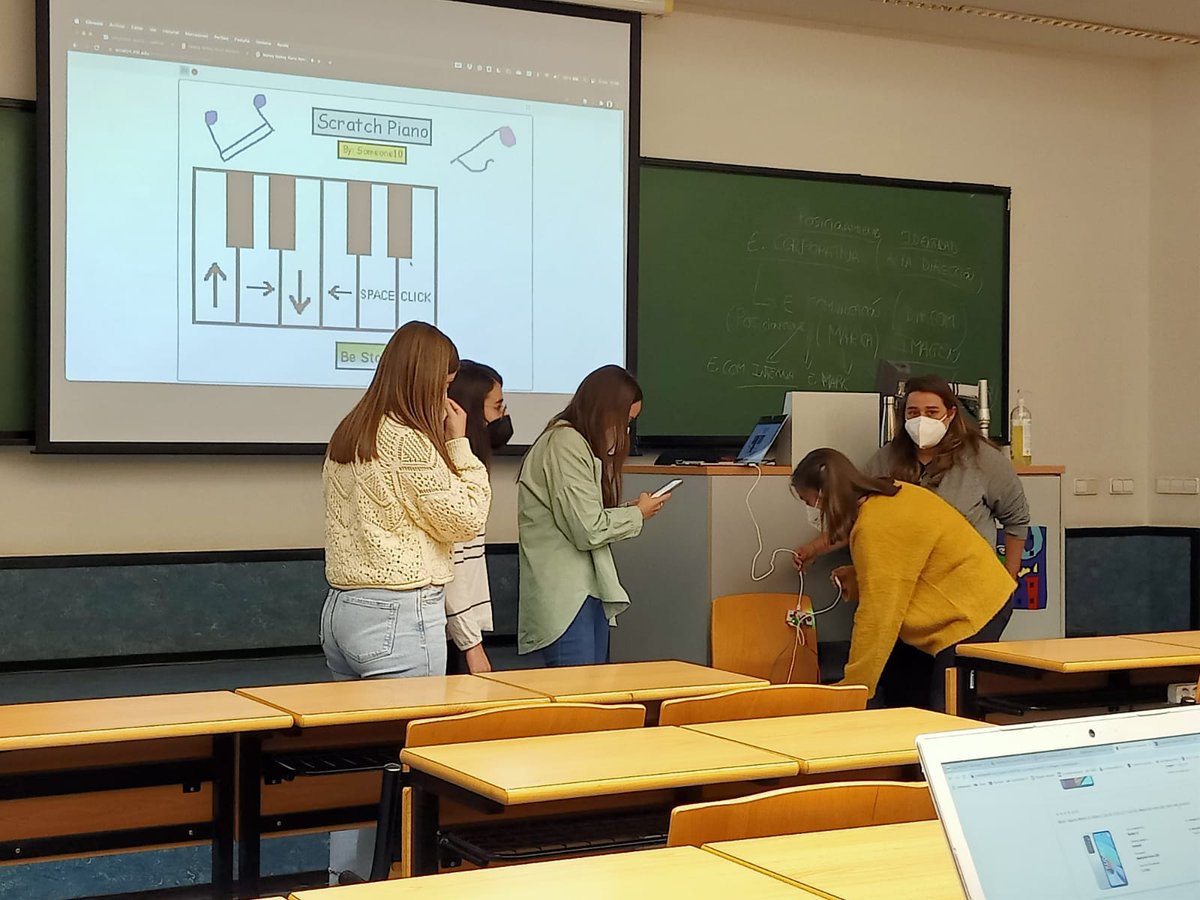 al387358's tweet photo. Hoy en clase hemos creado música con plátanos😱. Lo hemos hecho con la aplicación Makey Makey. #1855B https://t.co/E143jLpRfY