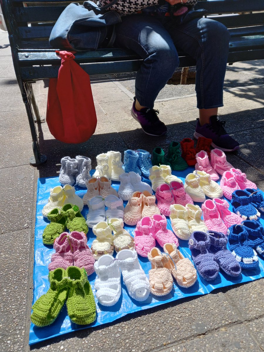 antonioscf2016's tweet photo. En la salida de metro los leonés en provincia está instalado una abuela... vendiendo sus botines a crochet.. apoyemos un ret.. para q tenga éxito su venta. https://t.co/5y7HqFiZeO