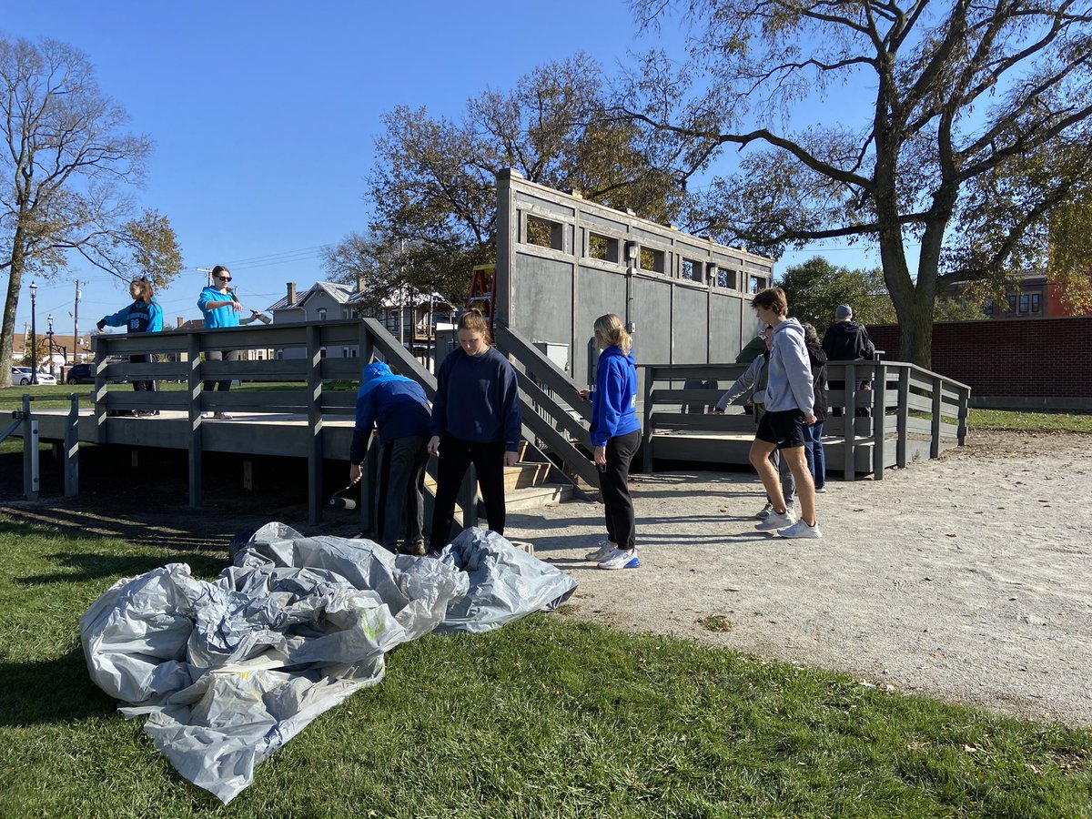 burgnhs's tweet photo. NHS members hard at work with @MiamisburgOH parks and rec. https://t.co/yOGxIWSvlT