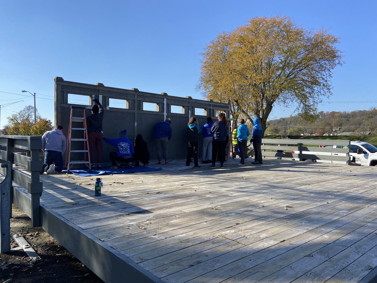 burgnhs's tweet photo. NHS members hard at work with @MiamisburgOH parks and rec. https://t.co/yOGxIWSvlT