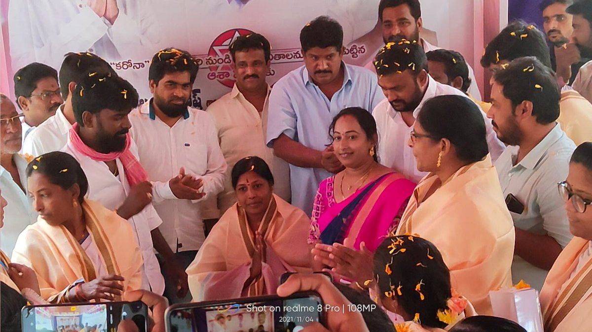 SwathiMekala3's tweet photo. #గన్నవరం నియోజకవర్గం నున్న గ్రామంలో సురేష్ గారు నిర్వహించిన ఆశావర్కర్ల సన్మాన సభలో పాల్గొనడం చాలా ఆనందంగా ఉంది https://t.co/5r8ofKhrIY