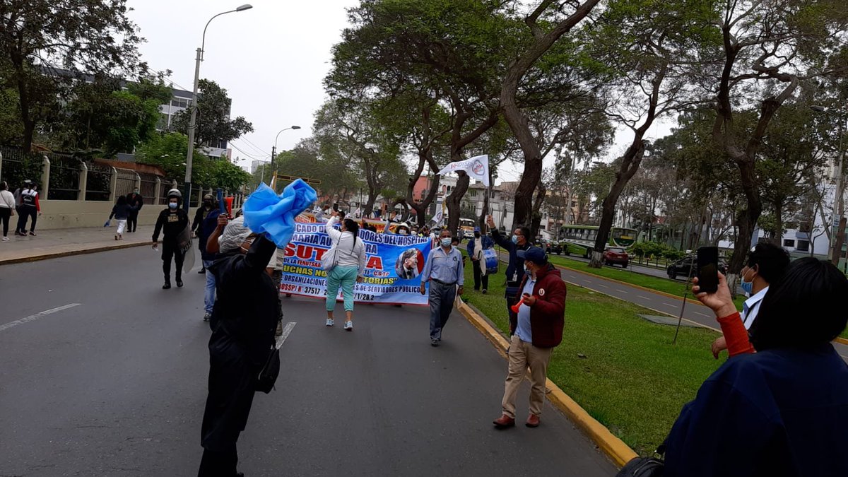 kellyportalati2's tweet photo. En tal sentido, respaldamos el reclamo de la #FENUTSSA sobre la precariedad en que se encuentra el sector salud, sobre todo con respecto a los establecimientos de salud, los equipos médicos y de protección personal, las condiciones laborales y la corrupción de funcionarios. (2/3) https://t.co/msyuywc6M5