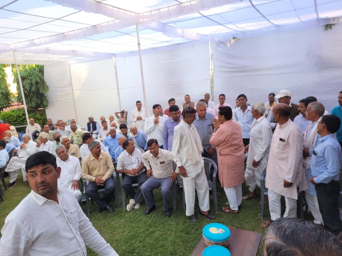 GovindDotasra's tweet photo. आज सीकर निवास पर आयोजित दीपावली स्नेह मिलन समारोह में क्षेत्रवासियों से मुलाक़ात कर प्रकाश पर्व की #रामा_श्यामा की एवं बड़े बुजुर्गों का आशीर्वाद लिया। खुशहाली का ये त्यौहार सबके जीवन में सुख-समृद्धि लाये यही कामना है। 
#Diwali https://t.co/w27ap96wjy