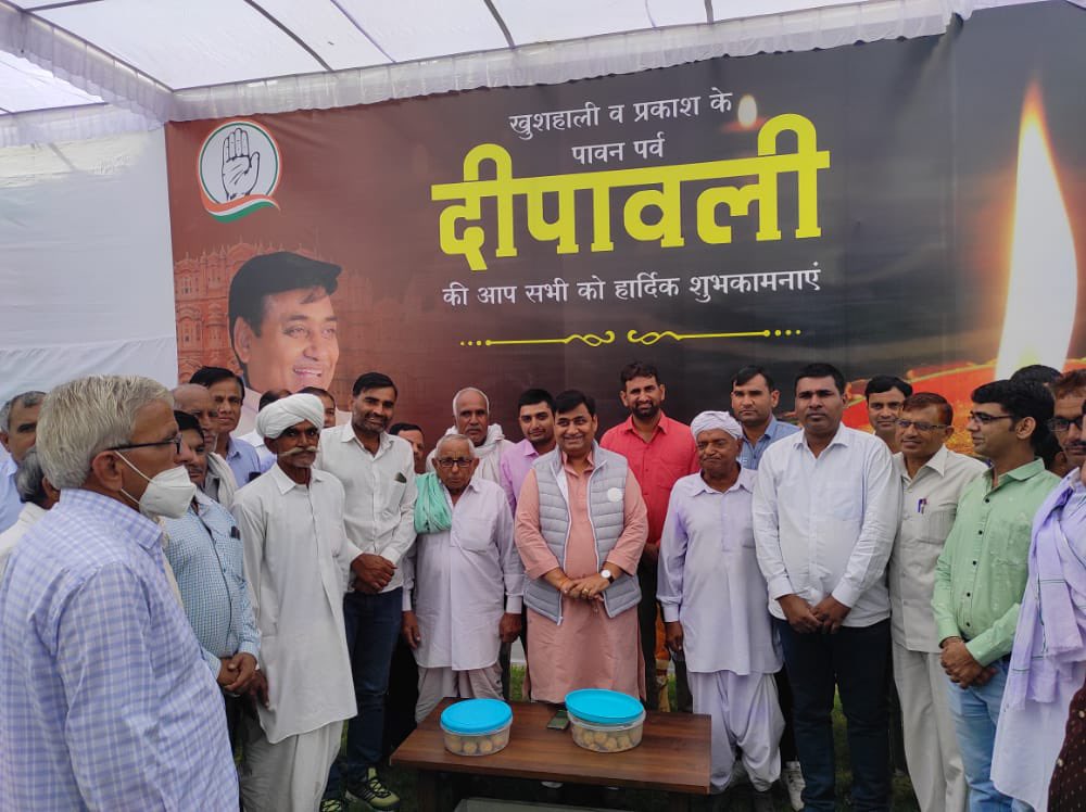 GovindDotasra's tweet photo. आज सीकर निवास पर आयोजित दीपावली स्नेह मिलन समारोह में क्षेत्रवासियों से मुलाक़ात कर प्रकाश पर्व की #रामा_श्यामा की एवं बड़े बुजुर्गों का आशीर्वाद लिया। खुशहाली का ये त्यौहार सबके जीवन में सुख-समृद्धि लाये यही कामना है। 
#Diwali https://t.co/w27ap96wjy
