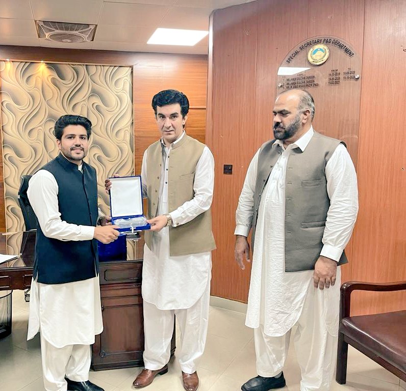 Receiving shield of appreciation from special secretary Planning & Development (P&D) Department KPK Mr. Abid Wazir sb at the conclusion of Secretariate attachment. 

#Secretariate
#CivilService
#PlanningAndDevelopment