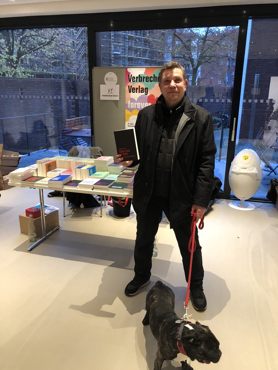 verbrecherei's tweet photo. Autor am Stand! Auf der Brain & Books: Markus Liske mit seinem Buch"Sechs Tage im April. Erich Mühsams Räterepublik“ und Hund Frodo.
Zum Buch: https://t.co/vjf4ud6kjb
Mehr Liske: https://t.co/REUWl3IgvU
#verbrecherverlag #verbrecherei #erichühsam #sechstageimapril #markusliske https://t.co/PlCZXVGi5i
