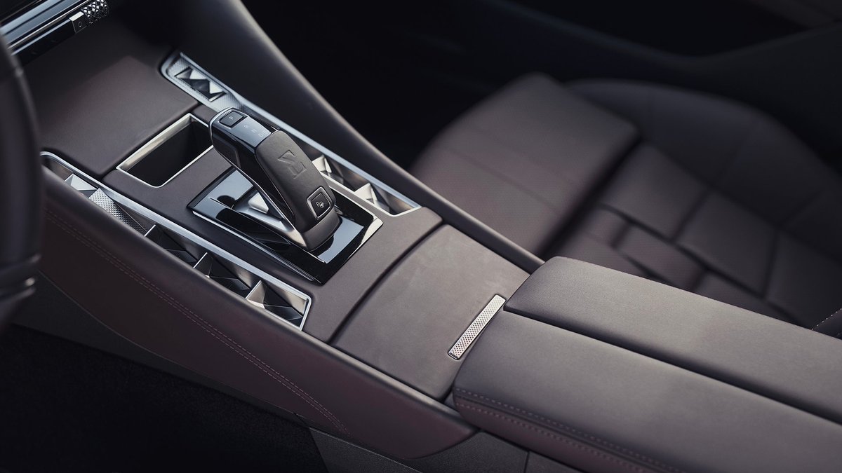 DS_UK_Official's tweet photo. Divine proportions, natural elegance. The #DS9 E-TENSE OPÉRA interior is adorned with the most beautiful Rubis Red Nappa watchstrap leather.
Discover more: https://t.co/ljnkwW91EM https://t.co/9m2qSo8y7d