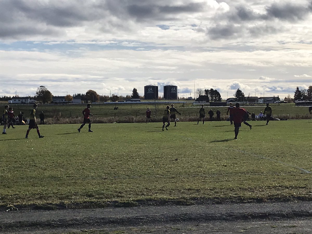 a_jolaine's tweet photo. Bonne partie des semi-finales provinciaux entre @Ecole_Mosaique et @Cougars500 ! 0-0 à la mi-temps! https://t.co/JhdNMHiN2b