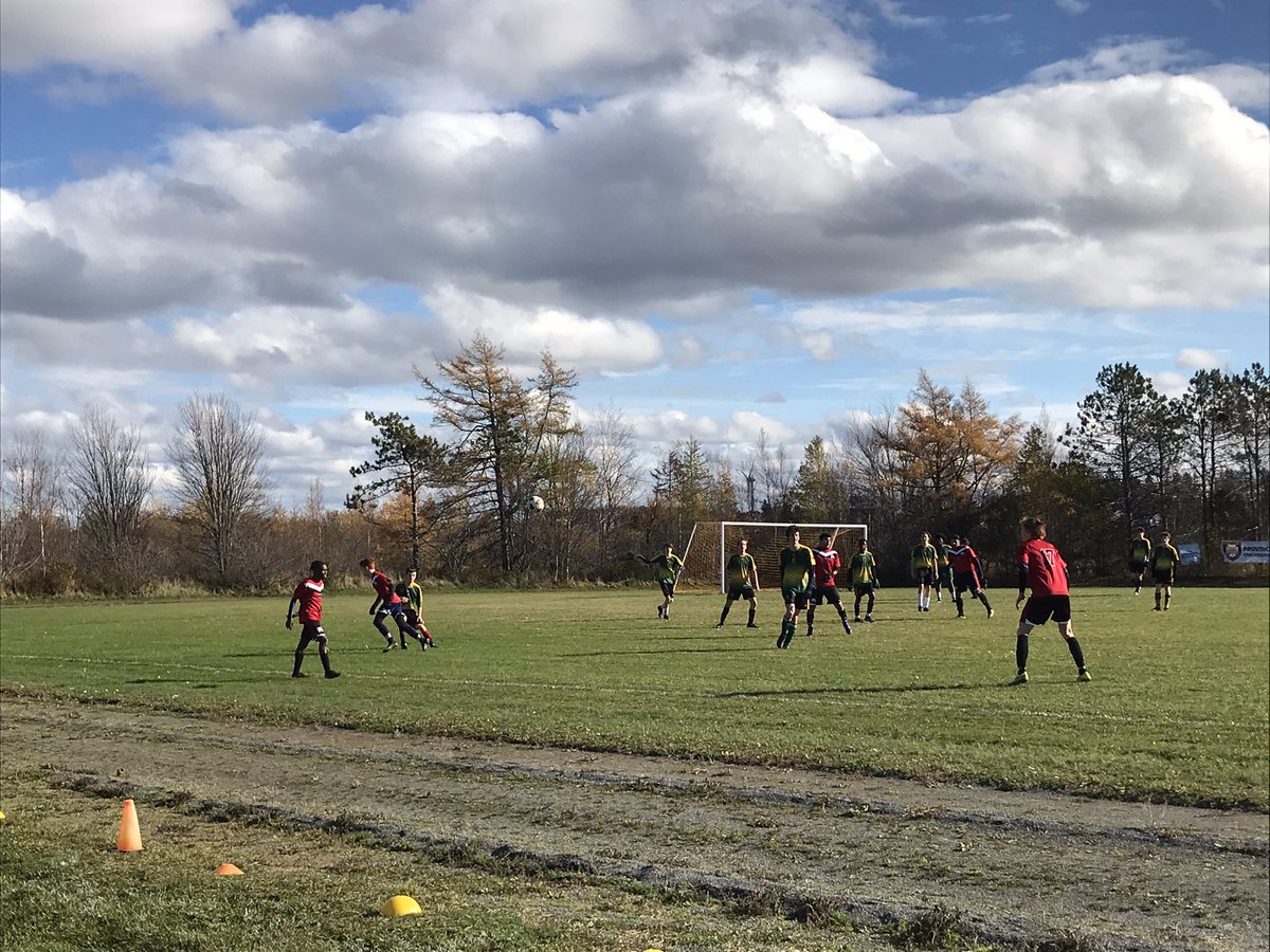 a_jolaine's tweet photo. Bonne partie des semi-finales provinciaux entre @Ecole_Mosaique et @Cougars500 ! 0-0 à la mi-temps! https://t.co/JhdNMHiN2b