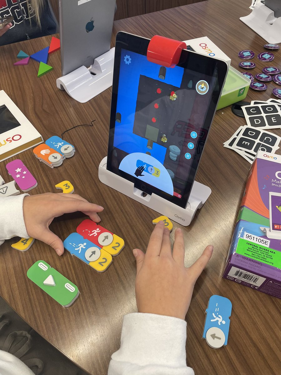 LaynieVanNevel's tweet photo. #unietd #hourofcode https://t.co/gGPoTy2bRn