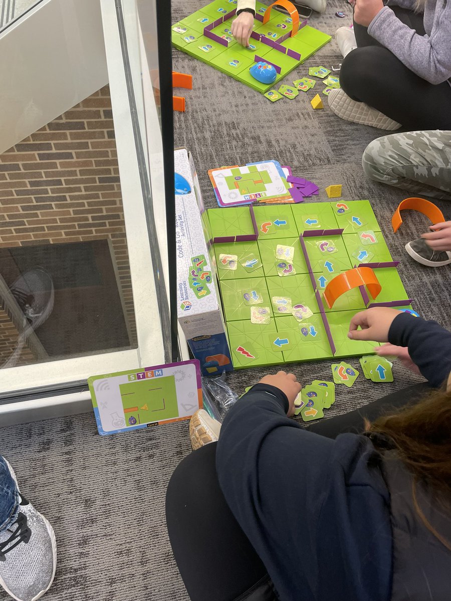 LaynieVanNevel's tweet photo. #unietd #hourofcode https://t.co/gGPoTy2bRn
