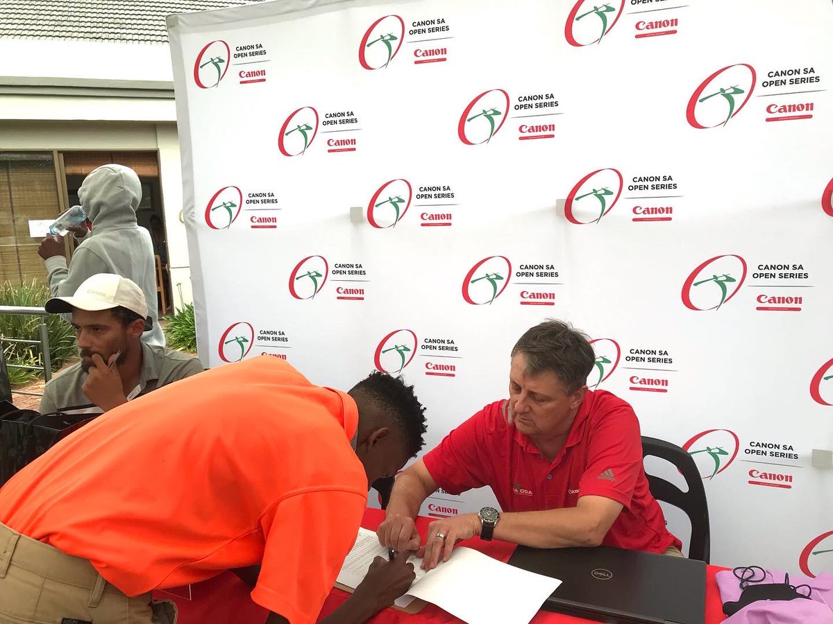 sadga101's tweet photo. Players completing registration ahead of the @CanonRSA Gauteng Open #sadga #canonopenseries #disabledgolf #disabledgolfer #golflife https://t.co/wjRDzSjdXI