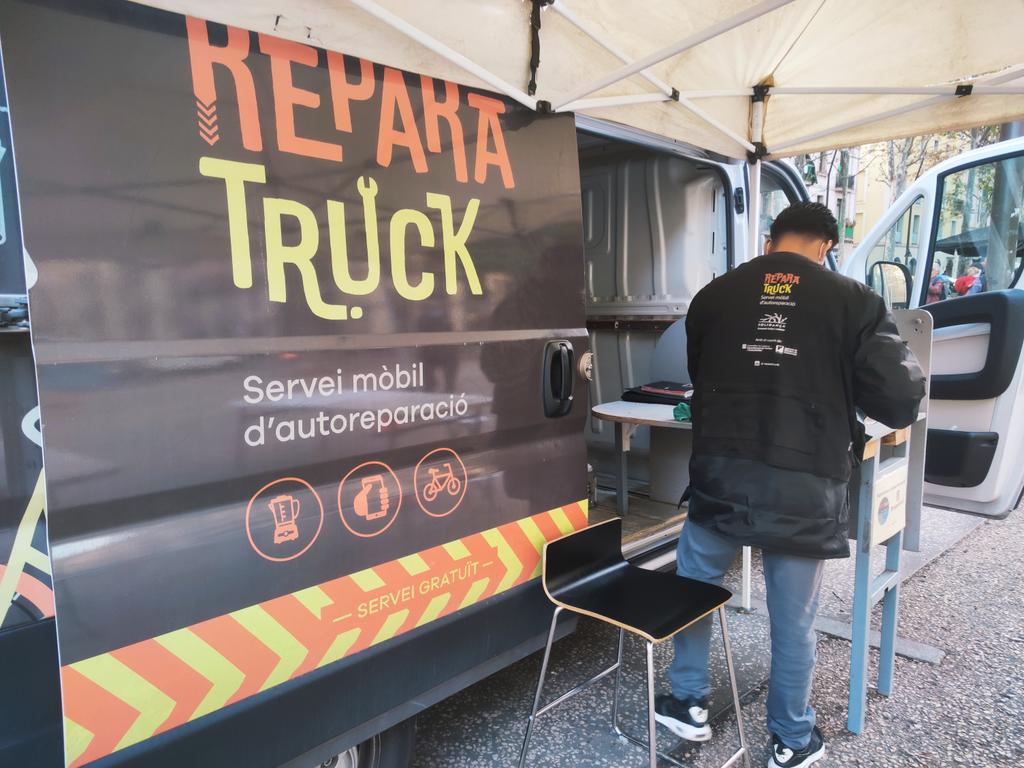 Vols aprendre a fer reparacions fàcils i comunes de petits electrodomèstics i bicicletes? Doncs acosta't a la Rambla del Raval (al costat del gat de Botero) a que te n'ensenyin al Reparatruck! Hi seran fins les 19h 😉 Activitat en el marc del @FestivalRavals. #festivalsostenible
