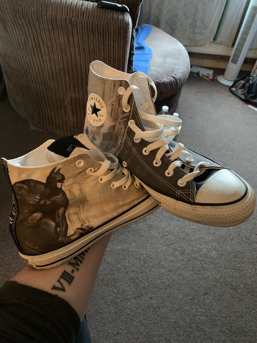 ha3ks's tweet photo. Wife got me some new shoes.
#Batman Arkham City Chuck Taylors π€©π€―πΈ
Been a while since I had βnewβ shoes (these would have cost a fortune back in the day as they are customised for someone).
God bless 2nd handers! (sheβs amazing at finding bargains) #barelyworn #newkicks https://t.co/HM60KVGM87