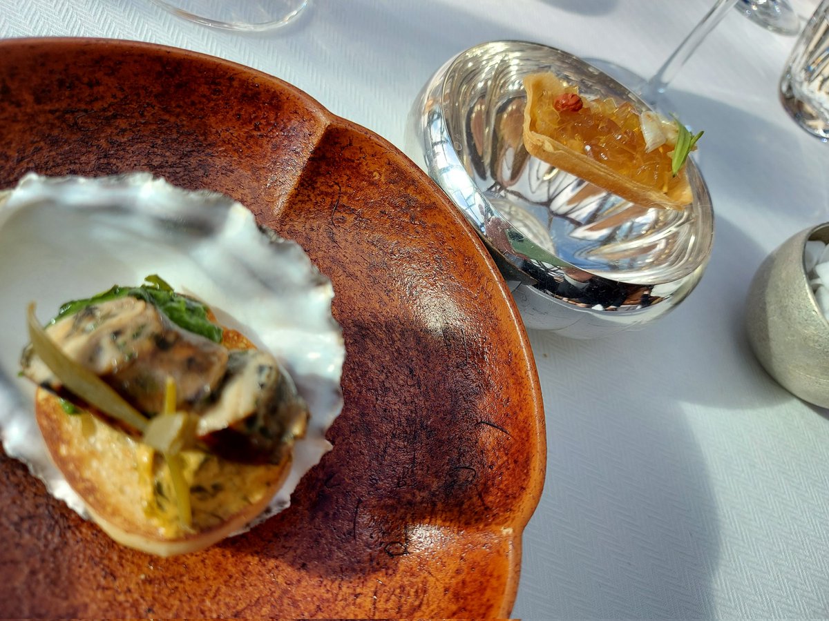 PhilippeRegol's tweet photo. En los ensayos de #ADMO #Paris una fusión de la cocina d #Ducasse #Meder con la d #AlbertAdrià
Muchos platos q recuerdan ese "estilo Enigma" d sencillez y sobriedad aparentes.
Butifarra d ostra y wakame.Piel d bacalao con caldo d setas/erizo.Garbanzos/espardeña/caviar 🔝🔝🔝 https://t.co/p2jxZ3lMQT