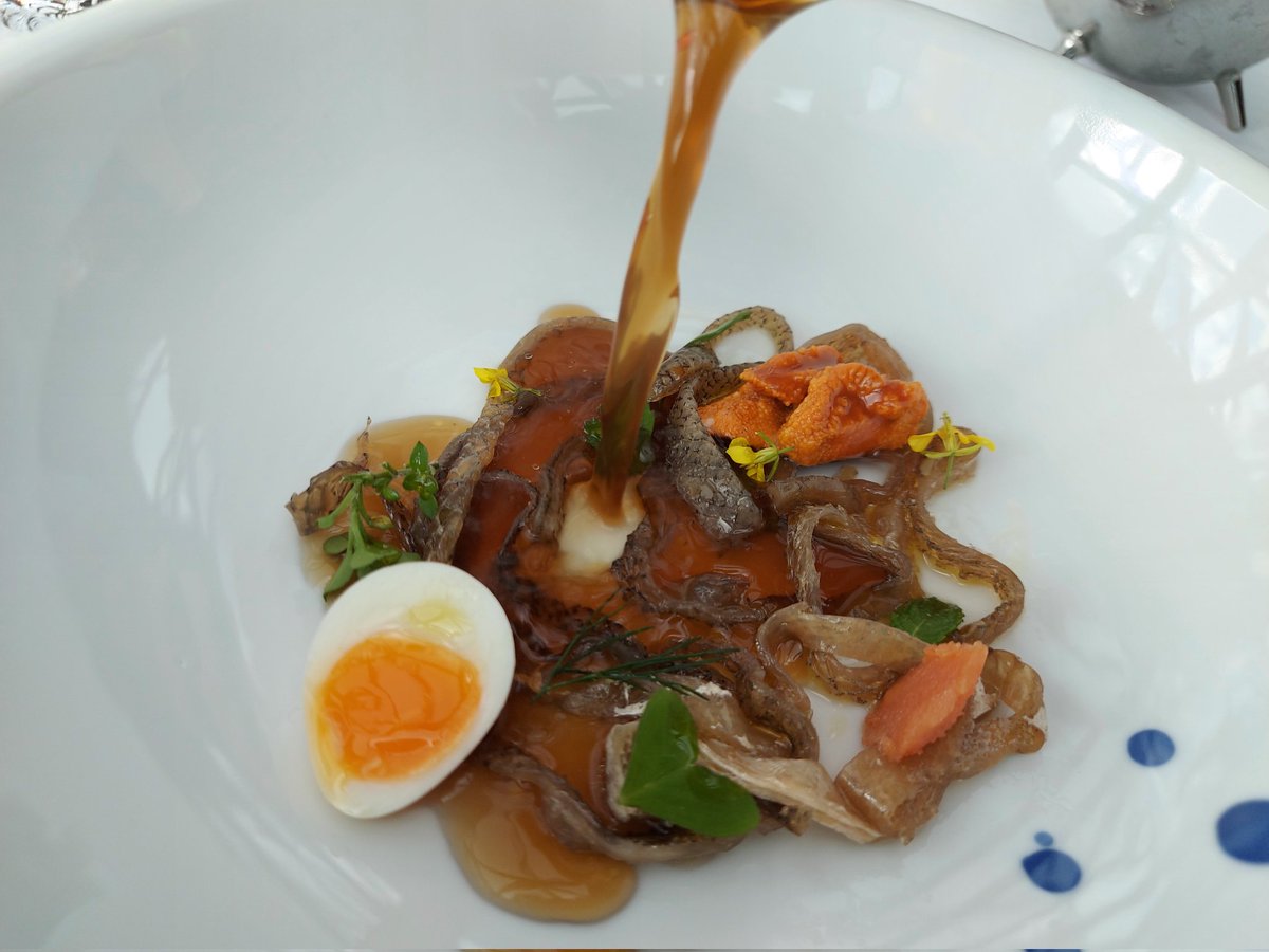 PhilippeRegol's tweet photo. En los ensayos de #ADMO #Paris una fusión de la cocina d #Ducasse #Meder con la d #AlbertAdrià
Muchos platos q recuerdan ese "estilo Enigma" d sencillez y sobriedad aparentes.
Butifarra d ostra y wakame.Piel d bacalao con caldo d setas/erizo.Garbanzos/espardeña/caviar 🔝🔝🔝 https://t.co/p2jxZ3lMQT