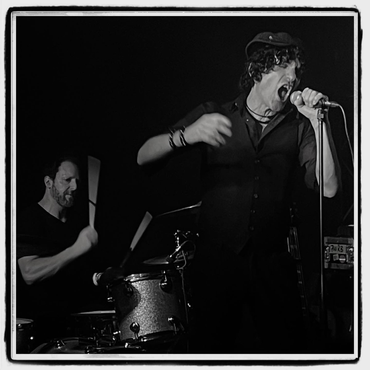 geebeedeeone's tweet photo. 3 décennies qu’il collabore avec Springsteen, Green Day, Ryan Adams et pourtant même après 9 albums sous son nom, Jesse Malin en concert à la Boule Noire a téléporté le public parisien dans une autre dimension rock et estomaqué Dan ABK6
#jessemalin #ABK6
https://t.co/Qdvhy9iD63 https://t.co/jY63MuyRQK