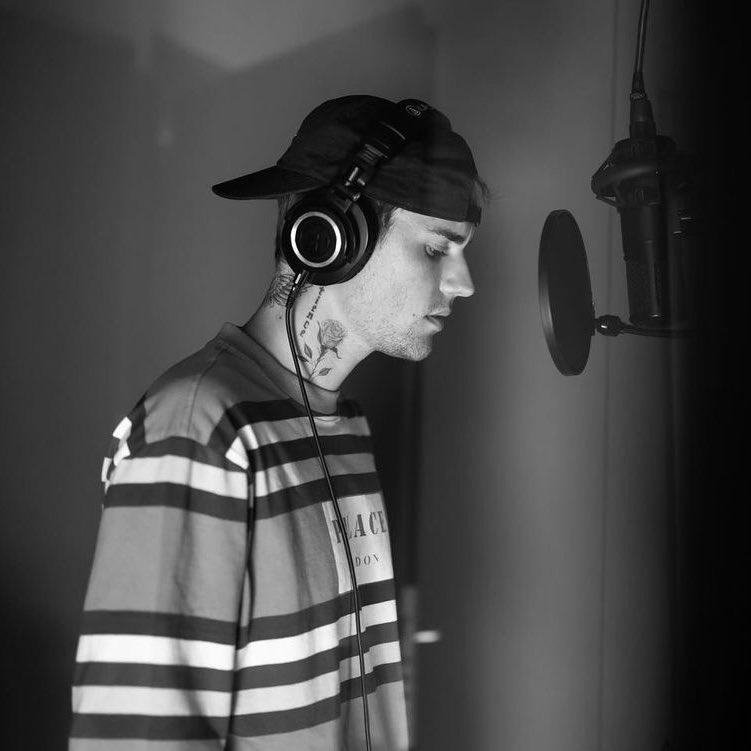 biebernovidade's tweet photo. ALGO VEM AÍ! Justin Bieber está há semanas indo para o estúdio. https://t.co/HxB3Kfe4c3