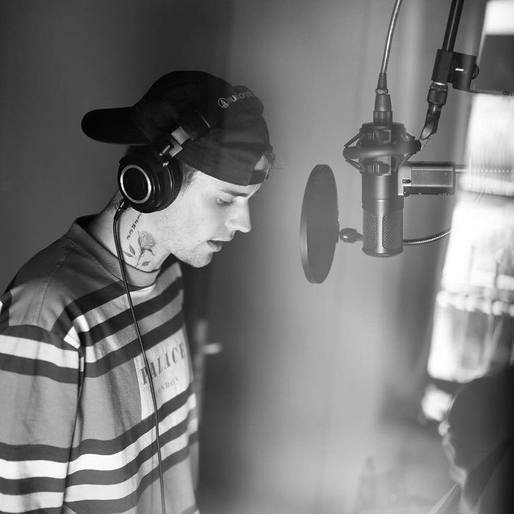 biebernovidade's tweet photo. ALGO VEM AÍ! Justin Bieber está há semanas indo para o estúdio. https://t.co/HxB3Kfe4c3