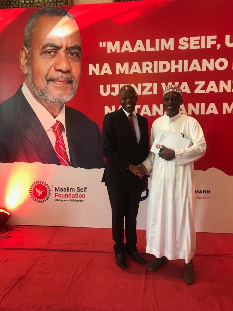 nccrmageuzihq's tweet photo. #Picha.
Mwenyekiti wa Chama, Ndugu #JamesMbatia akiwa pamoja na Shekhe #IssaPonda kwenye Uzinduzi wa “Maalim @SeifSharifHamad Foundation” (@MSSHFoundation) uliofanyika leo visiwani Zanzibar.
📍GOLDEN TULIP HOTEL, Zanzibar https://t.co/napkZdtuzz