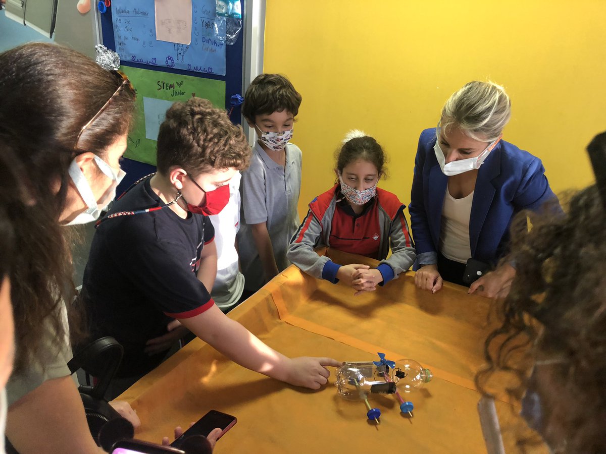 bk_atasehir2's tweet photo. 4. sınıf öğrencilerimizin yaptığı çalışmaların sergilendiği #STEMjunior fuarımız, velilerimizin yoğun katılımıyla gerçekleşti 🤖 🚙💙❤️ https://t.co/nOQJuyp3kn