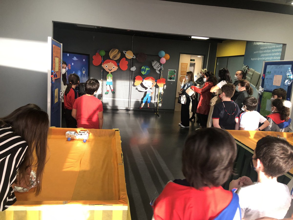 bk_atasehir2's tweet photo. 4. sınıf öğrencilerimizin yaptığı çalışmaların sergilendiği #STEMjunior fuarımız, velilerimizin yoğun katılımıyla gerçekleşti 🤖 🚙💙❤️ https://t.co/nOQJuyp3kn