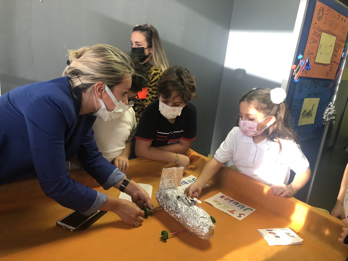 bk_atasehir2's tweet photo. 4. sınıf öğrencilerimizin yaptığı çalışmaların sergilendiği #STEMjunior fuarımız, velilerimizin yoğun katılımıyla gerçekleşti 🤖 🚙💙❤️ https://t.co/nOQJuyp3kn
