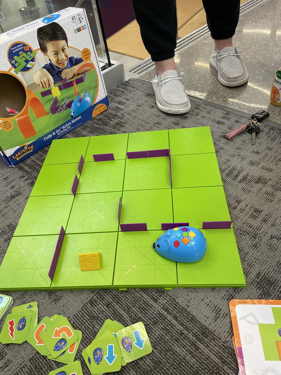 missgadient's tweet photo. Had so much fun coding today!!! Got to see some old high school friends!! #unietd #hourofcode @COE_UNI https://t.co/LGeTmuLvlh