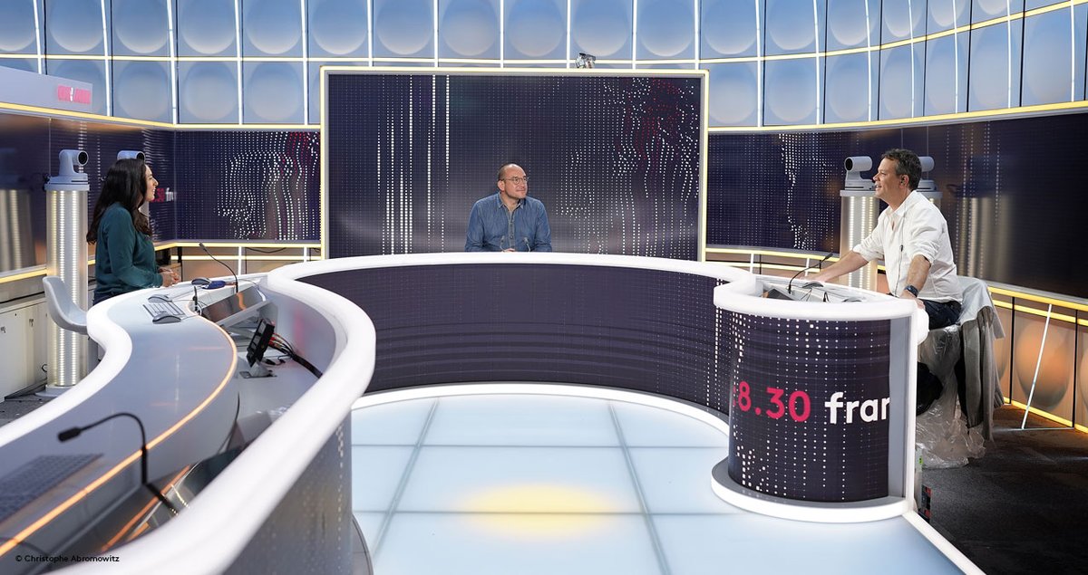 franceinfopro's tweet photo. 📢[NOUVEAU STUDIO] 
Découvrez les coulisses du studio 221 📻📺 de la @Maisondelaradio avec @Marcfauvelle et @salhiabrakhlia 

📆 À retrouver dès demain lundi 8 novembre 
⏰ 7h - 9h30 
#franceinfo https://t.co/930soOVE0V