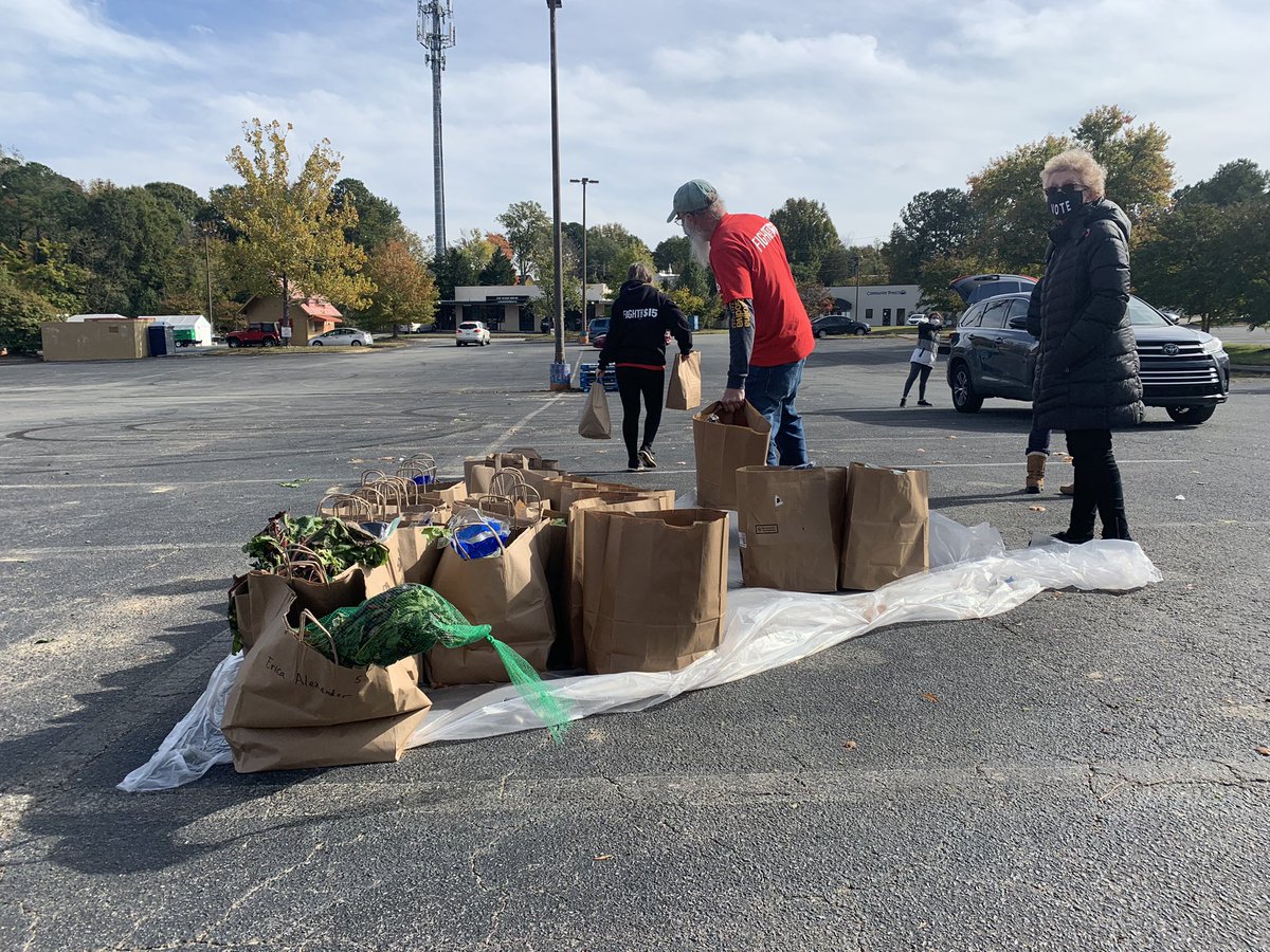We are ecstatic to say that we have had another successful Fed Up Friday! We distributed over 600 bags of fresh produce &amp; non-perishables to the community. 

We need volunteers at the food distribution! Registration link:
bit.ly/2XI8iVn

Come out and see us in 2 weeks!