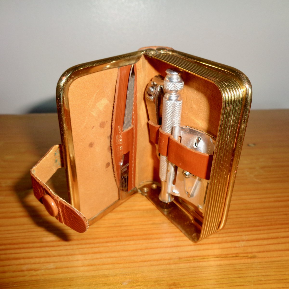 MullardAntiques's tweet photo. Vintage Mini Travel Grooming Kit Including A Stainless Steel Gillette Wet Razor https://t.co/zwOO5USjJ8  #travelgrooming #gilletterazor #groomingkit #vintagegrooming #mullardantiques https://t.co/XHNlr9tNfp