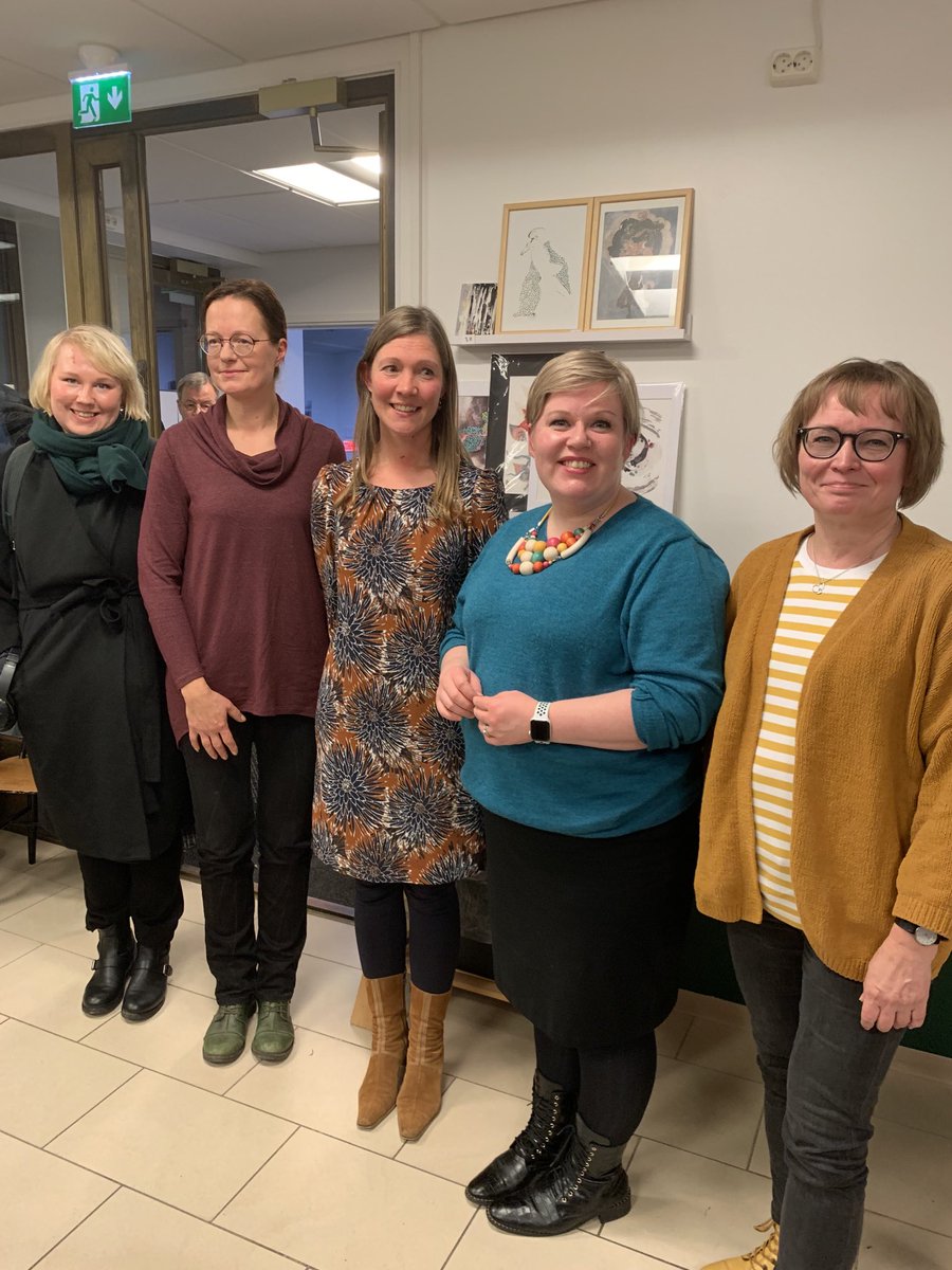KSiikala's tweet photo. Keskustan Länsi-Uudenmaan  aluevaaliehdokkaita ⁦@AnnikaSaarikko⁩  ympärillä. Vasemmalta @MarjutLankia, Annika, @MarittaWaström Siuntiosta, Kirsi Ferin ja ⁦@SiljaSilvasti⁩ #CafeMoss #Keskusta #Sote https://t.co/6CdUIoH7Yy