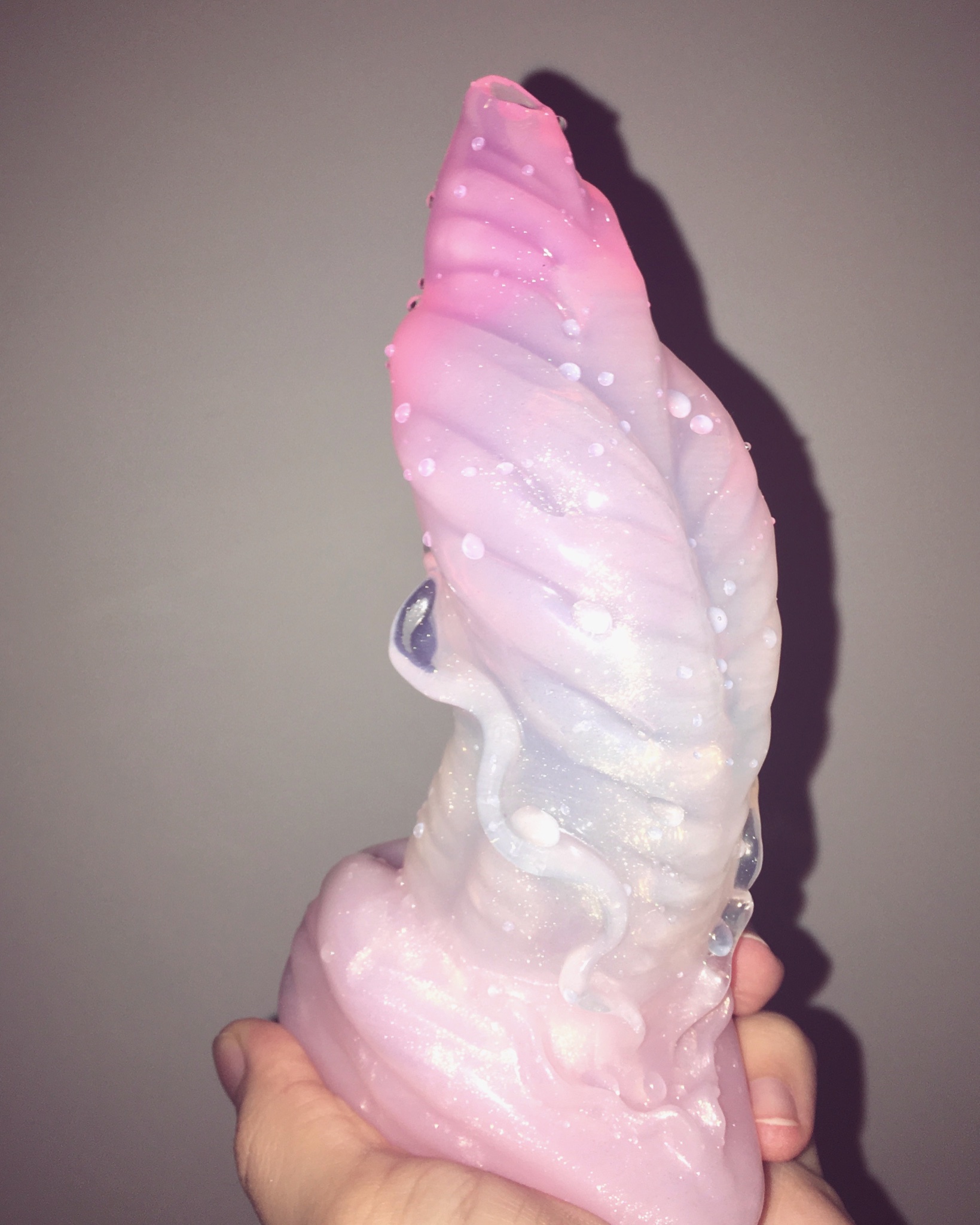 Well Mazu arrived and I can’t even explain how beautiful he is… 😱 The photo doesn’t even do him justice, he’s so translucent & sparkly, like he’s been carved from crystal! Thank you @HodgePodgeEnt 💎💕 https://t.co/NhuG5YG5NQ
