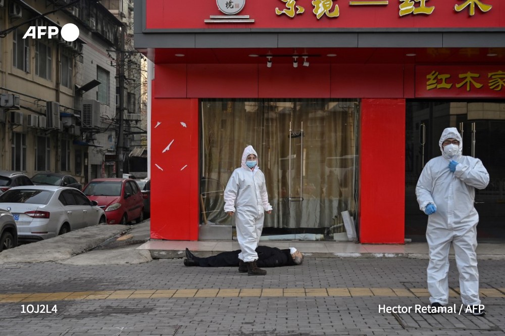 AFPcom's tweet photo. 🏆 #AFP photographer @hectorretamal wins twice at 2021 FOTOPRENSA international category competition for his coverage in 2019 of the political crisis in #Haiti and in 2020 for the start of the #coronavirus pandemic in #Wuhan 👏 @AFPphoto 
👉 https://t.co/SBDvepNZ8E https://t.co/xoUmoBDCxl