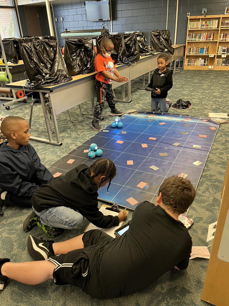SOEGMLR5's tweet photo. 2nd graders are coding Dash robots to practice double digit addition! #SOESMM https://t.co/ykAU7TjTz6