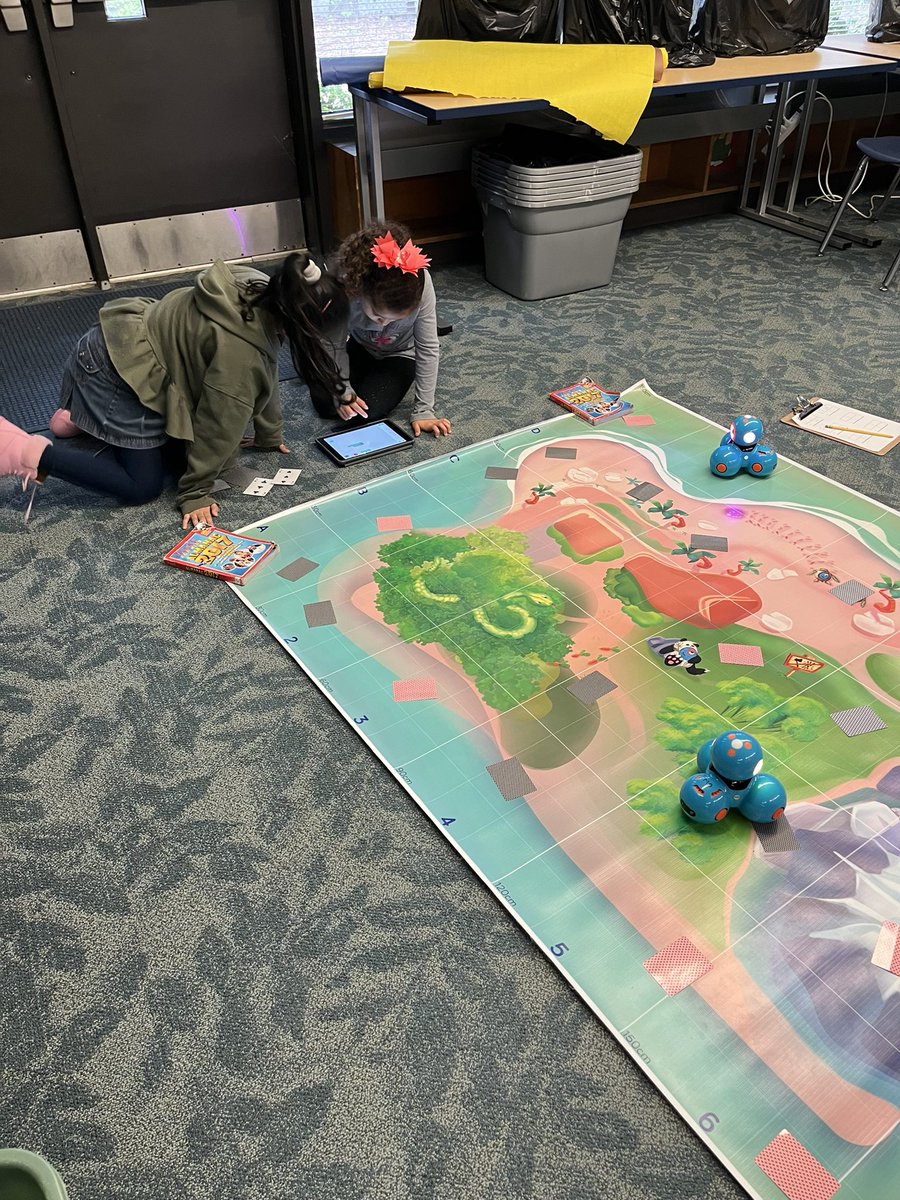 SOEGMLR5's tweet photo. 2nd graders are coding Dash robots to practice double digit addition! #SOESMM https://t.co/ykAU7TjTz6